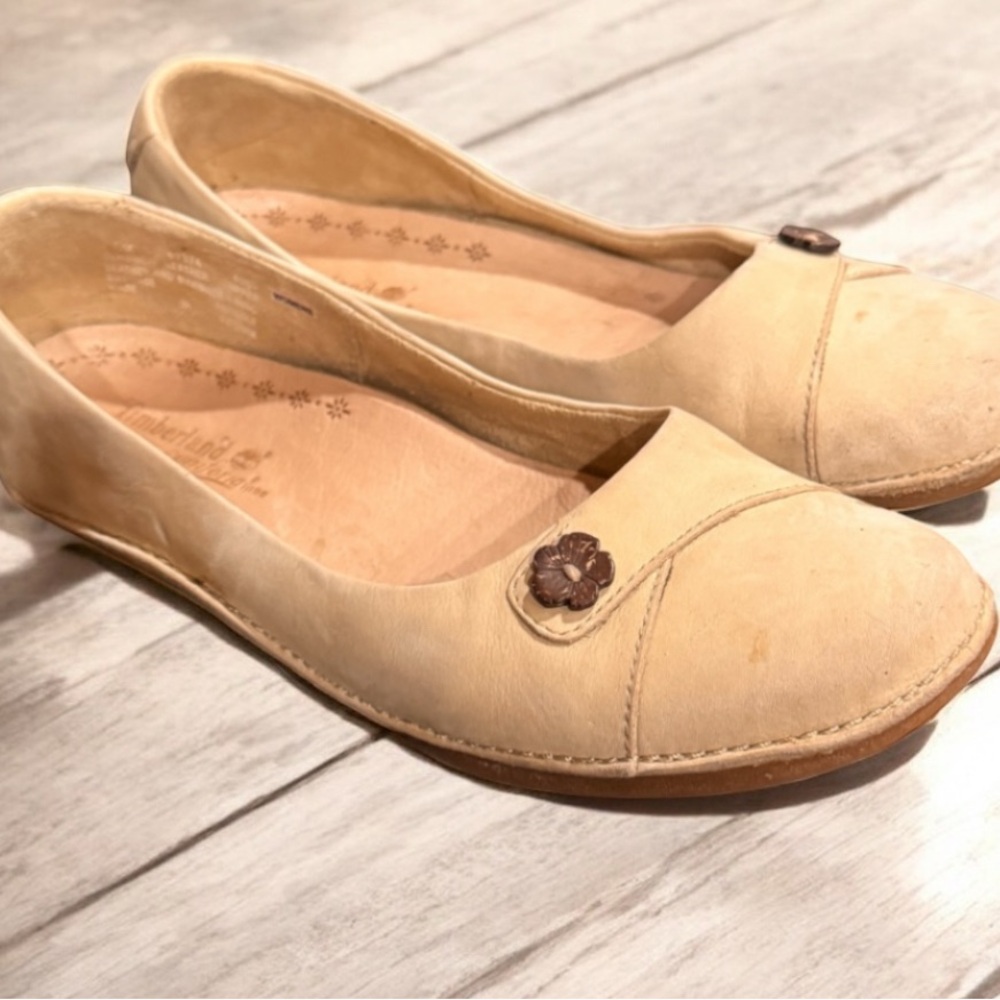 Timberland Women's Tan Flats with Floral Accent size 7.5
